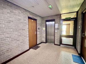 COMMUNAL ENTRANCE AND LIFT- click for photo gallery
